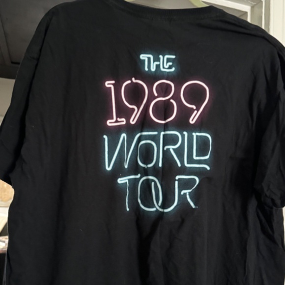 Taylor Swift Official 1989 Tour T-Shirt - Picture 1 of 3